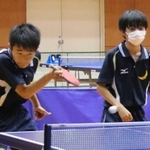 男子団体決勝ダブルスで熱戦を繰り広げる関西学院の野崎真逢さん（左）と頼田一惺さん＝芦屋市立体育館