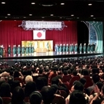 大勢の卒業生らが集まって開かれた創立１１０周年記念の式典＝宝塚市栄町１（撮影・小林良多）