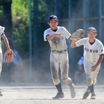 軟式野球決勝・甲陵－大庄。七回表、甲陵の澄川清志郎さん（右）が飛球を好捕し、ゲームセット＝宝塚市立スポーツセンター（撮影・吉田敦史）