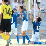サッカー男子決勝。浜脇に競り勝ち、雄たけびを上げる瓦木の主将能崎賢大さん（右）と決勝ゴールを決めた鎌田航さん（中央）＝西宮浜総合公園ベイコムフィールド（撮影・吉田敦史）