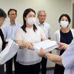 集めた署名と陳情書を提出する石村亜希子さん（左から３人目）ら＝神戸市中央区下山手通４、県民会館