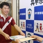 踏切内で転倒した高齢男性を助け出し、のじぎく賞を受けた松村大毅さん＝伊丹市千僧１