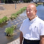 救助現場の天王寺川で当時の様子を話す浜崎宗成さん＝伊丹市池尻４