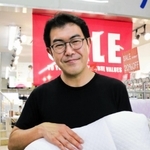 創業９０年の「今井ふとん店」３代目の今井秀和さん＝尼崎市神田中通３