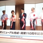 記念式典でテープカットをする國弘支社長（右）や芦屋市の高島崚輔市長（右から３人目）ら＝芦屋市船戸町