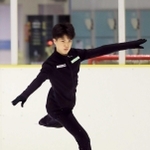 ジャンプの練習で着氷する垣内選手＝西宮市鳴尾浜１、ひょうご西宮アイスアリーナ（撮影・吉田敦史）