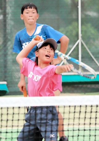 姉の美羽さん（奥）とともに練習に励む中川心愛さん＝川西市久代６
