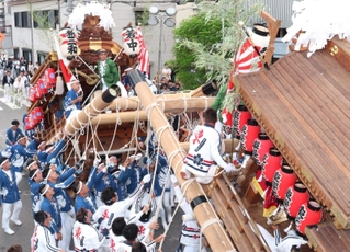 「山合わせ」で激しく競り合う２基のだんじり＝尼崎市玄番南之町