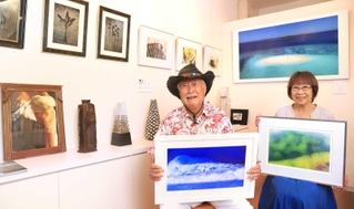 ギャラリーを開き、まずは自作を展示している鍋島タモツさん（左）と沢田恒代さん＝芦屋市船戸町