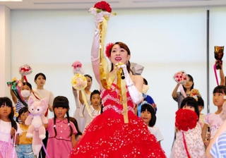麻樹ゆめみさん（中央）と一緒にフィナーレを体験する子どもたち＝伊丹市宮ノ前３