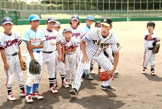 阪神タイガースの矢野燿大前監督が子どもらに野球を教えた野球教室の様子＝尼崎市西長洲町１、ベイコム野球場