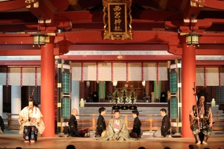 伝統芸能に親しむ「西宮・伝統芸能の夕べ」で上演された狂言「夷毘沙門」。左はえびすを演じる野村萬斎さん＝西宮市社家町、西宮神社