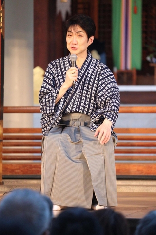 伝統芸能に親しむ「西宮・伝統芸能の夕べ」のトークショーで話す野村萬斎さん＝西宮市社家町、西宮神社