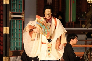 伝統芸能に親しむ「西宮・伝統芸能の夕べ」で狂言「夷毘沙門」に出演し、えびすを演じる野村萬斎さん＝西宮市社家町、西宮神社