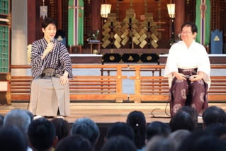 トークショーで話す野村萬斎さん（左）吉井良昭宮司＝西宮市社家町、西宮神社