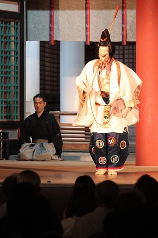 えびすを演じた野村萬斎さん＝西宮市社家町、西宮神社