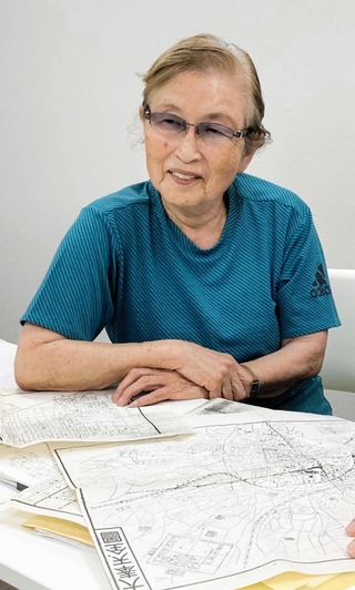 当時の奉天の地図を示しながら、満州での体験を語る大中京子さん＝尼崎市