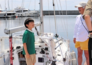 一般公開イベントで堀江謙一さん（右）と話す子ども＝西宮市西宮浜４、新西宮ヨットハーバー