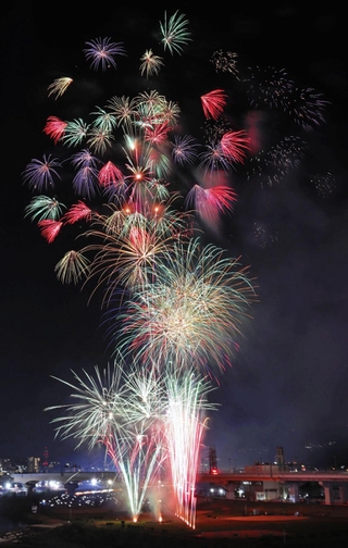 猪名川の夜空を彩った花火＝川西市加茂６（撮影・浮田志保）
