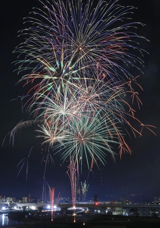 猪名川の上空を彩る花火＝川西市加茂６から（撮影・吉田敦史）