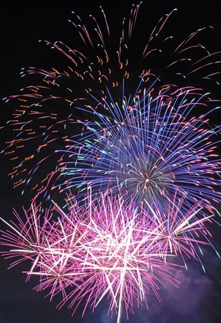 猪名川の夜空を彩った花火＝川西市加茂６（撮影・浮田志保）