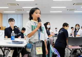小中学生や高校生がスマホの使い方を考え、発表した＝尼崎市口田中２