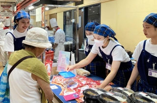 オリジナルカレーを販売する学生ら＝宝塚市栄町２、宝塚阪急