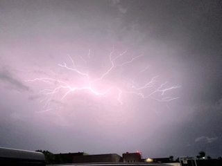 稲光とともに激しい雷鳴が響き続けた＝豊中市内から伊丹市側を撮影（撮影・貝原加奈）