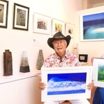 ギャラリーを開き、まずは自作を展示している鍋島タモツさん（左）と沢田恒代さん＝芦屋市船戸町