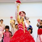 麻樹ゆめみさん（中央）と一緒にフィナーレを体験する子どもたち＝伊丹市宮ノ前３