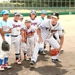 阪神タイガースの矢野燿大前監督が子どもらに野球を教えた野球教室の様子＝尼崎市西長洲町１、ベイコム野球場