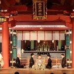 伝統芸能に親しむ「西宮・伝統芸能の夕べ」で上演された狂言「夷毘沙門」。左はえびすを演じる野村萬斎さん＝西宮市社家町、西宮神社