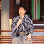 伝統芸能に親しむ「西宮・伝統芸能の夕べ」のトークショーで話す野村萬斎さん＝西宮市社家町、西宮神社
