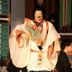 伝統芸能に親しむ「西宮・伝統芸能の夕べ」で狂言「夷毘沙門」に出演し、えびすを演じる野村萬斎さん＝西宮市社家町、西宮神社