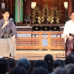 トークショーで話す野村萬斎さん（左）吉井良昭宮司＝西宮市社家町、西宮神社