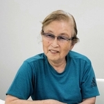 当時の奉天の地図を示しながら、満州での体験を語る大中京子さん＝尼崎市