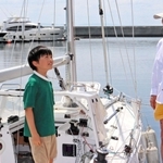 一般公開イベントで堀江謙一さん（右）と話す子ども＝西宮市西宮浜４、新西宮ヨットハーバー
