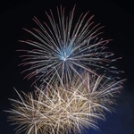 猪名川の上空を彩る花火＝川西市加茂６から（撮影・吉田敦史）