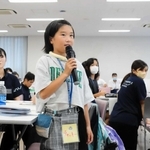 小中学生や高校生がスマホの使い方を考え、発表した＝尼崎市口田中２