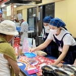 オリジナルカレーを販売する学生ら＝宝塚市栄町２、宝塚阪急