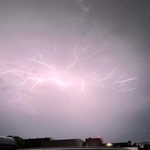 稲光とともに激しい雷鳴が響き続けた＝豊中市内から伊丹市側を撮影（撮影・貝原加奈）