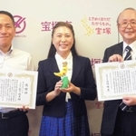 感謝状を受け取った「フクユ」の松下誠吾社長（左）と「ランランバスを守る会」の青木賢一会長（右）、山崎晴恵市長＝宝塚市役所