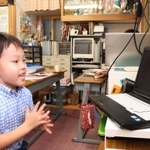 ぴょんぴょんと跳ねながらフラッシュ暗算に取り組む藤田隆義ちゃん＝宝塚市鶴の荘、今井珠算塾