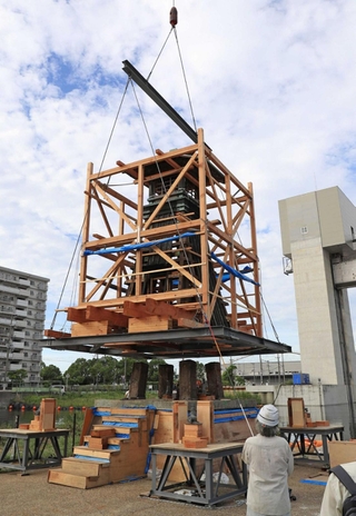 対岸へ移設するため、クレーンでつり上げられた今津灯台＝１日午前７時４８分、西宮市今津西浜町（撮影・吉田敦史）