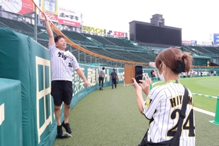 跳びはねて外野フェンスの高さを確認する参加者も＝西宮市の甲子園球場
