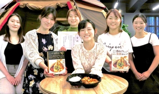 グランプリに輝いた「百日どりに恋した発酵カレー」と考案した園田学園女子大の学生ら＝尼崎市南塚口町７