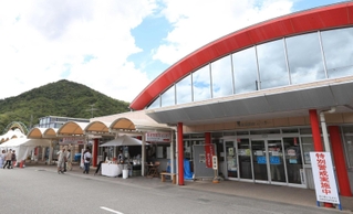 地元産の野菜などが買える道の駅いながわ＝猪名川町万善（撮影・吉田敦史）