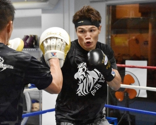 再起戦に向けて練習に励む野中悠樹選手＝大阪市内