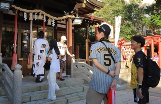 阪神タイガースの試合前、必勝祈願に訪れるファンら＝西宮市甲子園町、甲子園素盞嗚神社