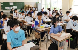私服や部活動の練習着で授業を受ける生徒たち＝６月、伊丹市鴻池７